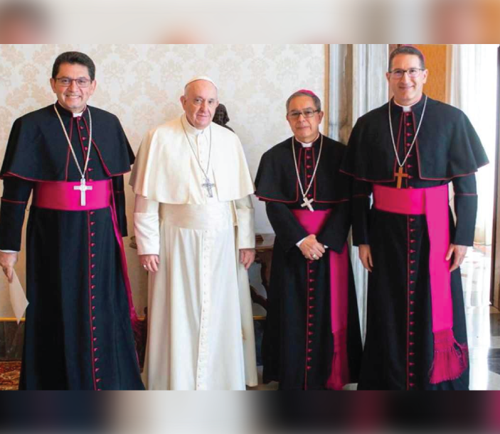 Papa Francisco en compañía de tres obispos colombianos.