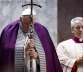 Papa Francisco sosteniendo una cruz.