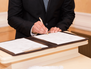Persona firmando documento
